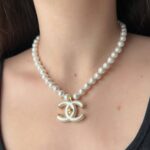 Розкішне кольє Chanel з перлинами та підвіскою на тілі