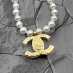 Розкішне кольє Chanel з перлинами та підвіскою лого