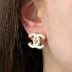 Ніжні сережки Chanel з перламутром та логотипом на вусі