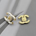 Ніжні сережки Chanel з перламутром та логотипом лого