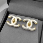 Ніжні сережки Chanel з перламутром та логотипом