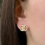 Сережки-пусети Chanel з логотипом на вусі