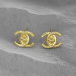 Сережки-пусети Chanel з логотипом