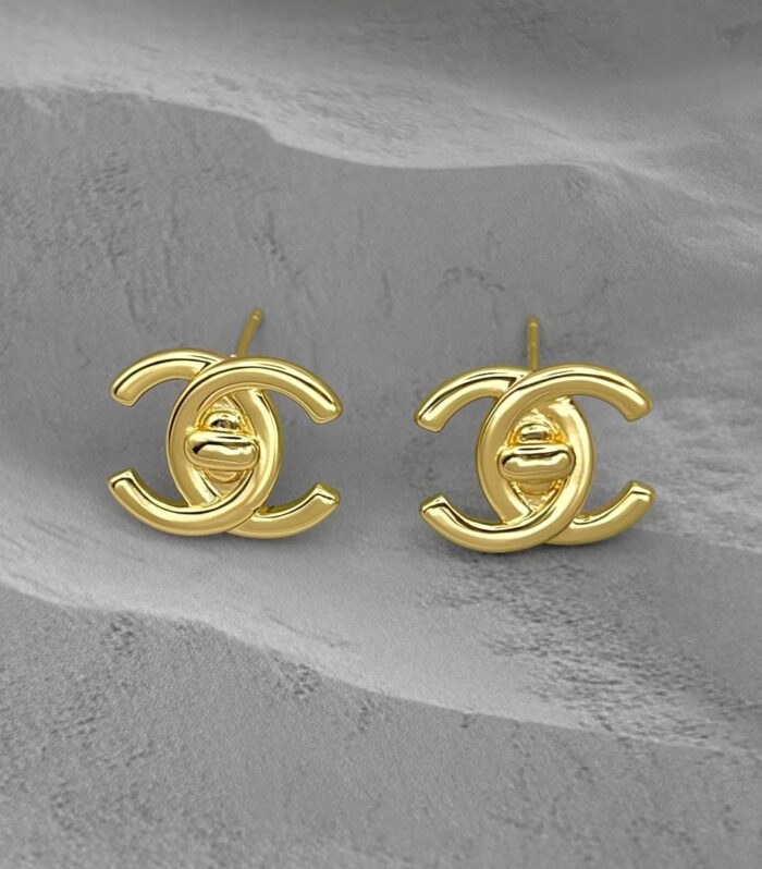 Сережки-пусети Chanel з логотипом