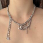 Вишукане кольє Chanel з різноманітними ланцюжками та підвісками срібло на тілі
