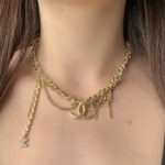 Вишукане кольє Chanel з різноманітними ланцюжками та підвісками золото на тілі