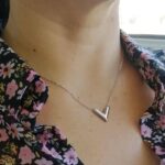 Ланцюжок Louis Vuitton з підвіскою у вигляді літери V на тілі