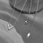 Ланцюжок Louis Vuitton з підвіскою у вигляді літери V застібка