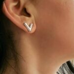 Мінімалістичні сережки Louis Vuitton у вигляді літери V на вусі