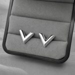 Мінімалістичні сережки Louis Vuitton у вигляді літери V