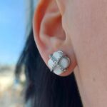 Сережки з керамікою та камінням у вигляді конюшини білий на вусі