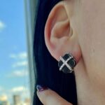 Сережки з керамікою та камінням у вигляді конюшини з англійською застібкою чорний на вусі