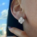 Сережки з керамікою та камінням у вигляді конюшини з англійською застібкою білий на вусі