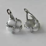 Сережки з керамікою та камінням у вигляді конюшини з англійською застібкою білий застібка