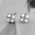 Сережки з керамікою та камінням у вигляді конюшини з англійською застібкою білий