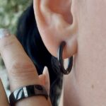 Маленькі керамічні сережки-кільця на вусі