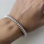 Жорсткий браслет Cartier Clash з логотипом срібло на руці