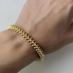 Жорсткий браслет Cartier Clash з логотипом золото на руці