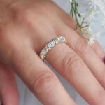 Каблучка Tiffany з камінням та хрестиками з логотипом на руці