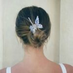 Заколка-краб для волосся у вигляді метелика з ліловими вкрапленнями на волоссі