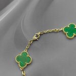 Класичний браслет Van Cleef з зеленими вставками та логотипом золото застібка