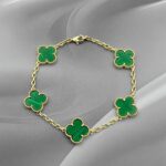Класичний браслет Van Cleef з зеленими вставками та логотипом золото