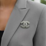 Вишукана брошка Chanel з камінням та логотипом на тілі