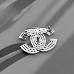 Вишукана брошка Chanel з камінням та логотипом застібка