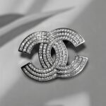 Вишукана брошка Chanel з камінням та логотипом