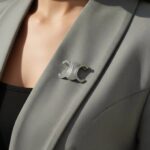 Елегантна брошка Celine у камінні на тілі