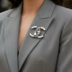 Ланцюгова брошка Chanel з підвісками та перламутром на тілі