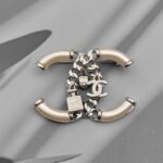 Ланцюгова брошка Chanel з підвісками та перламутром
