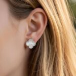 Класичні сережки Van Cleef з італійською застібкою у сріблі білі на вусі