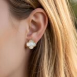 Класичні сережки Van Cleef з італійською застібкою у золоті білі на вусі