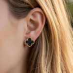 Класичні сережки Van Cleef з італійською застібкою у золоті чорні на вусі