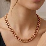 Ланцюговий підвіс Dior з логотипом рожеве золото на тілі