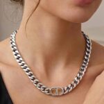 Ланцюговий підвіс Dior з логотипом лимонне срібло на тілі
