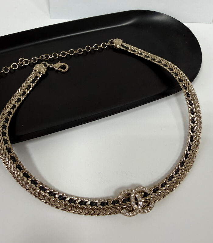 Плетений підвіс Chanel з камінням