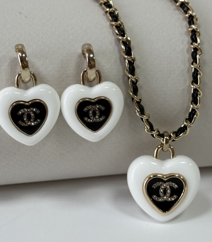 Комплект Chanel у формі серця