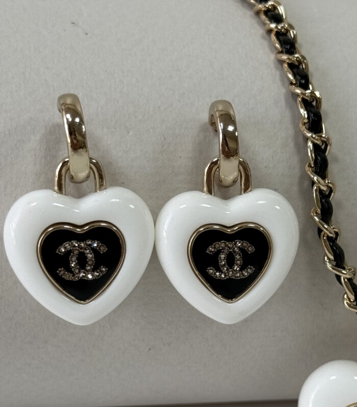 Сережки Chanel у формі серця